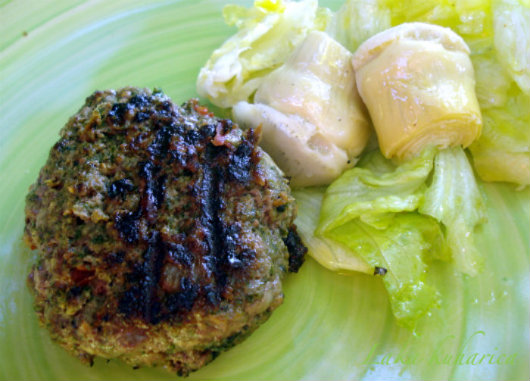 Beef burgers with cheese, tomato and mixed greens by Laka kuharica: tasty beef burgers ideal for all Atkins dieters.