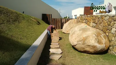 Bizzarri, da Bizzarri Pedras, executando um caminho com pedra cacão de Carranca com junta de grama. 5 de junho de 2017.