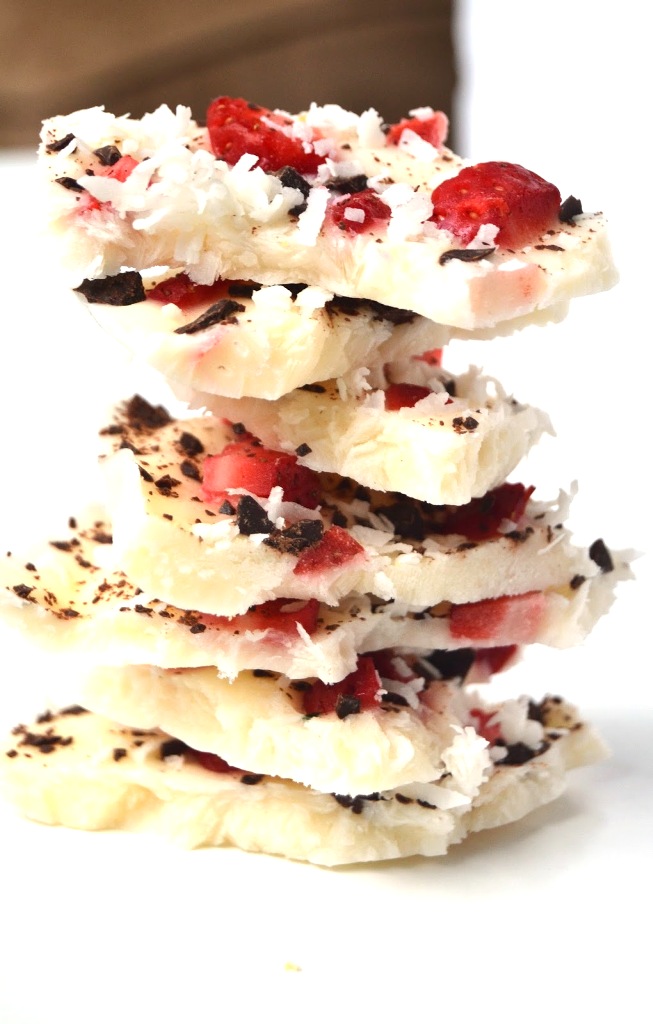 Frozen Yogurt Bark is easy, healthy and customizable- use your favorite yogurt, fruit, chocolate and other toppings! www.nutritionistreviews.com