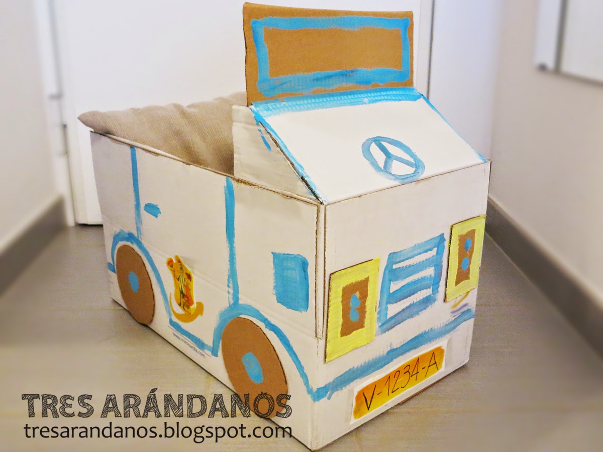 coche de juguete con caja de carton