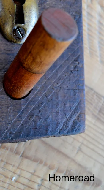 Turn old pegs into a new DIY project for the kitchen. 