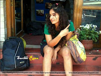 surbhi rana wallpaper, surbhi rana sitting on stairs in short and top latest photo hd