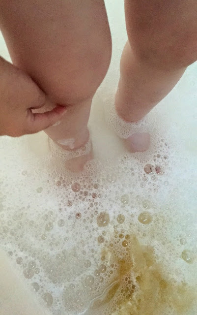 toddler-pointing-to-knee-in-bubble-bath