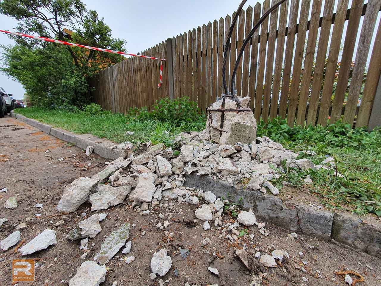 Nojaukts betona stabs Kastaņu ielā Drupas pēc betona staba nojaukšanas un vadi no staba pamatnes