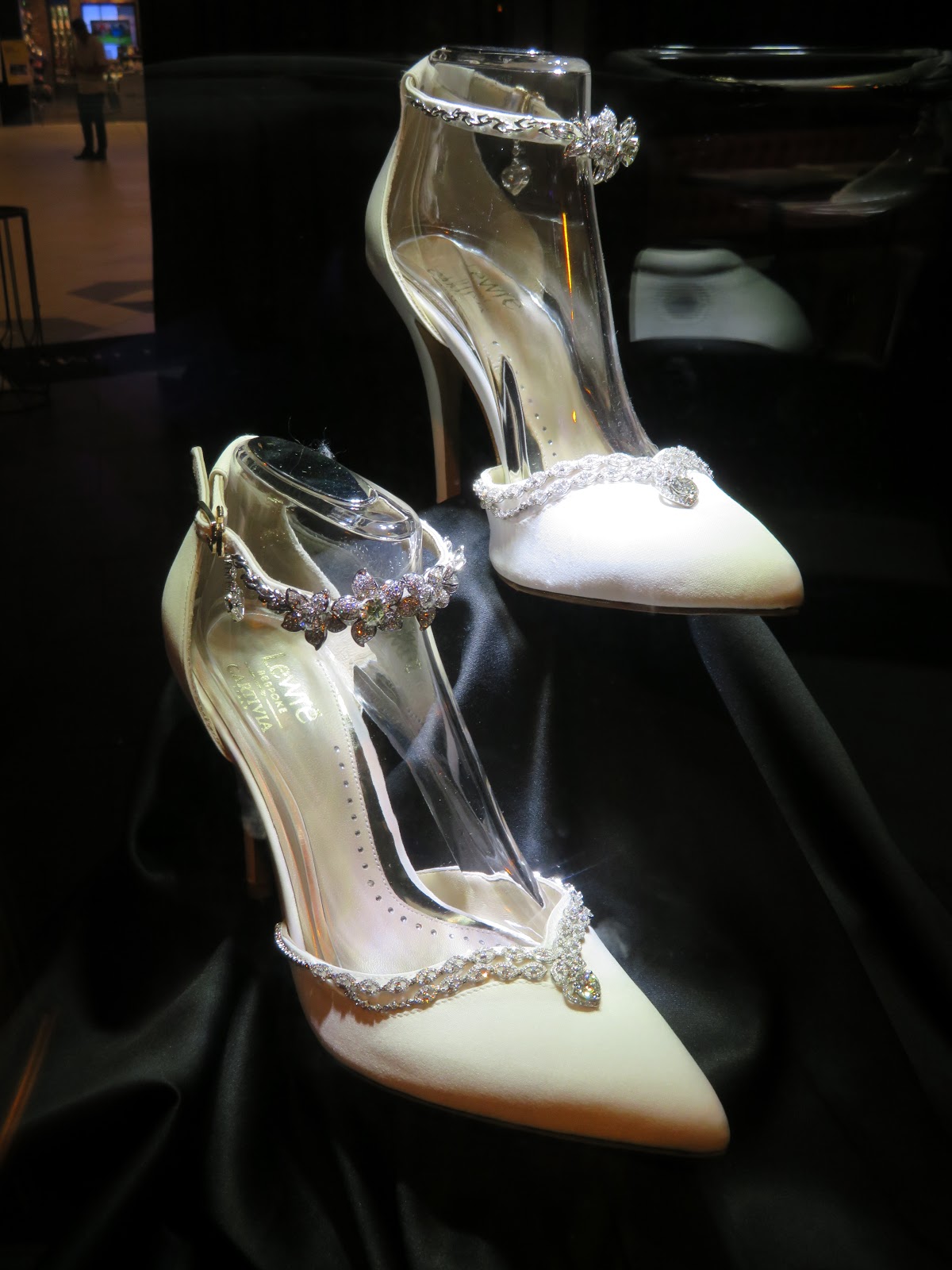 Kee Hua Chee Live! RM5 MILLION 1,188 WHITE DIAMONDS WEDDING SHOES