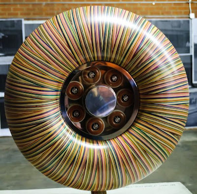 Escultura colorida con madera de patineta reciclada