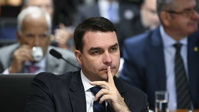 Justiça nega pedido de Flávio para parar investigação sobre Queiroz