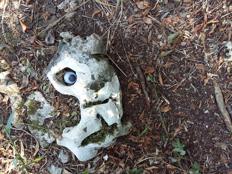 Guy Puts Googly Eyes On Broken Street Objects And The Result Is Hilarious