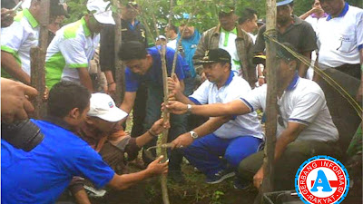 Walikota Tanam Pohon Bersama Jajaran Kantor Kecamatan Asakota