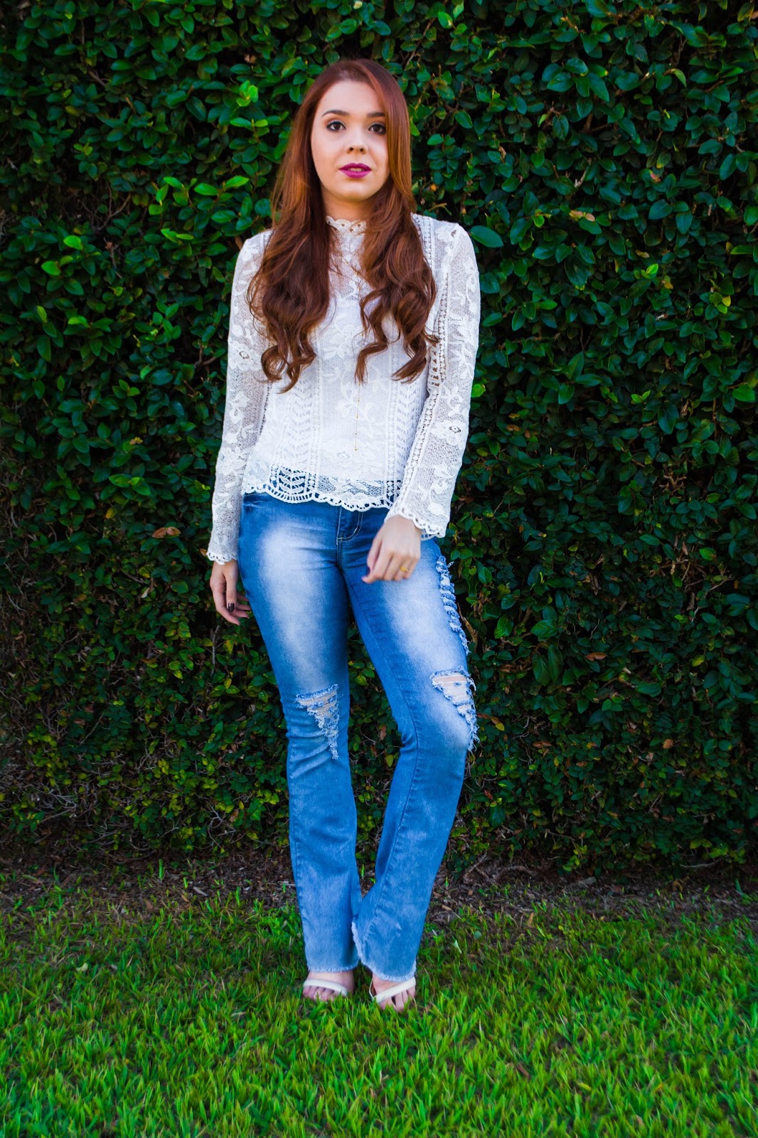 Look do Dia: Blusa branca de renda + Calça jeans flare 
