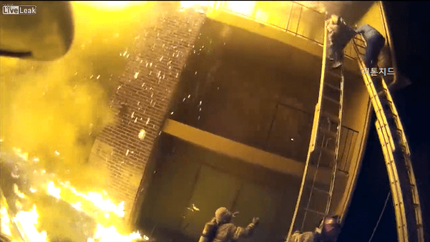 3층에서 떨어지는 아이를 무사히 받는 소방관 | 인스티즈