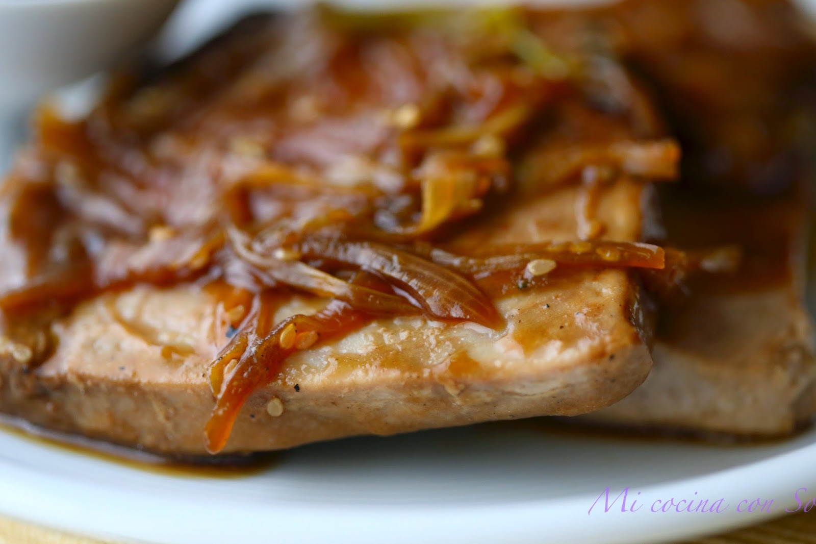 TERIYAKI RÁPIDO DE ATÚN CON AZÚCAR MORENO Y CEBOLLETAS: