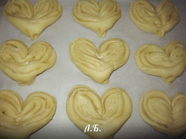 Сердечки из теста булочки. Как сделать плюшку из теста сердечком. Как сделать плюшку из теста сердечком. Булочка в форме сердечка. Как сделать плюшку из теста сердечком.