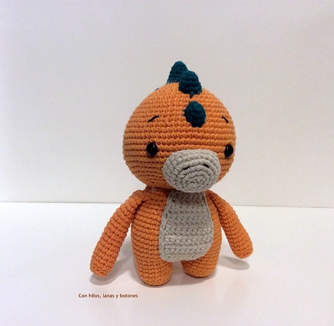 Con hilos, lanas y botones: Dinosaurio amigurumi