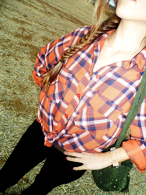 Camisa de cuadros con vaqueros rotos, botas boho, sombrero y bolso