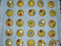 Cookies de lacasitos-adornando las cookies