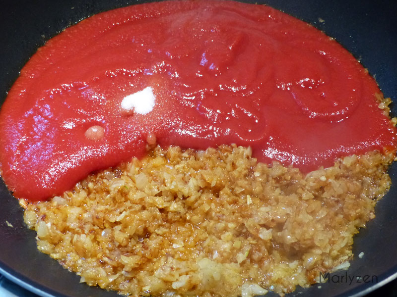 Ajoutez le coulis de tomates et le sucre.