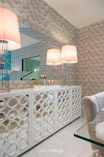 Sugestão para Decorar um Sala de Jantar cheia de Glamour em tons pastel com apontamentos de azul.