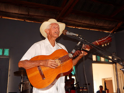 Oscar López Fornaris (Cachao, miembro de honor para los asociados de Contramaestre)