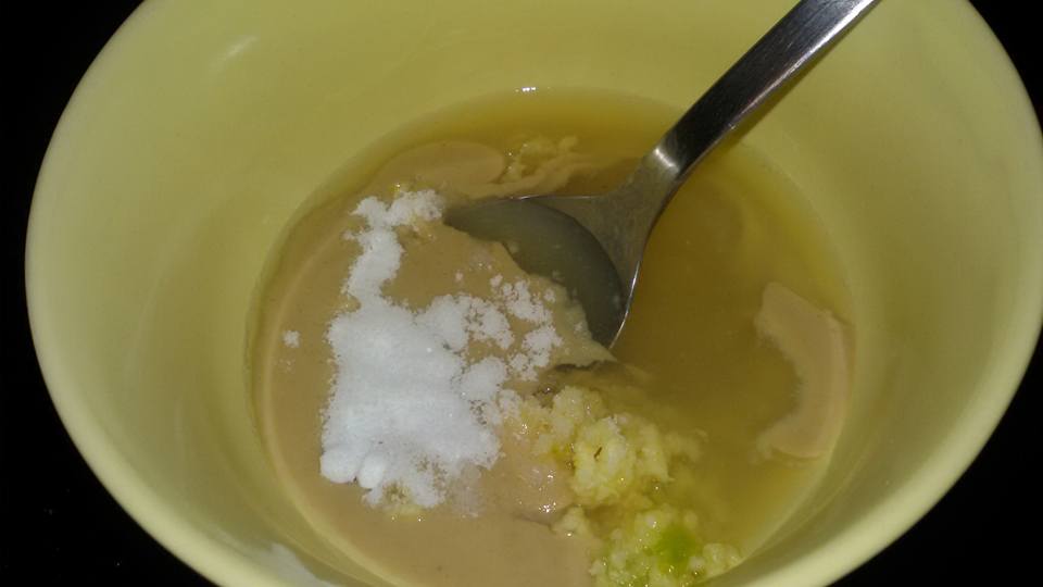 نضيف خليط الطحينة الى الحمص المهروس و كذلك زيت الزيتون و نهرس المكونات