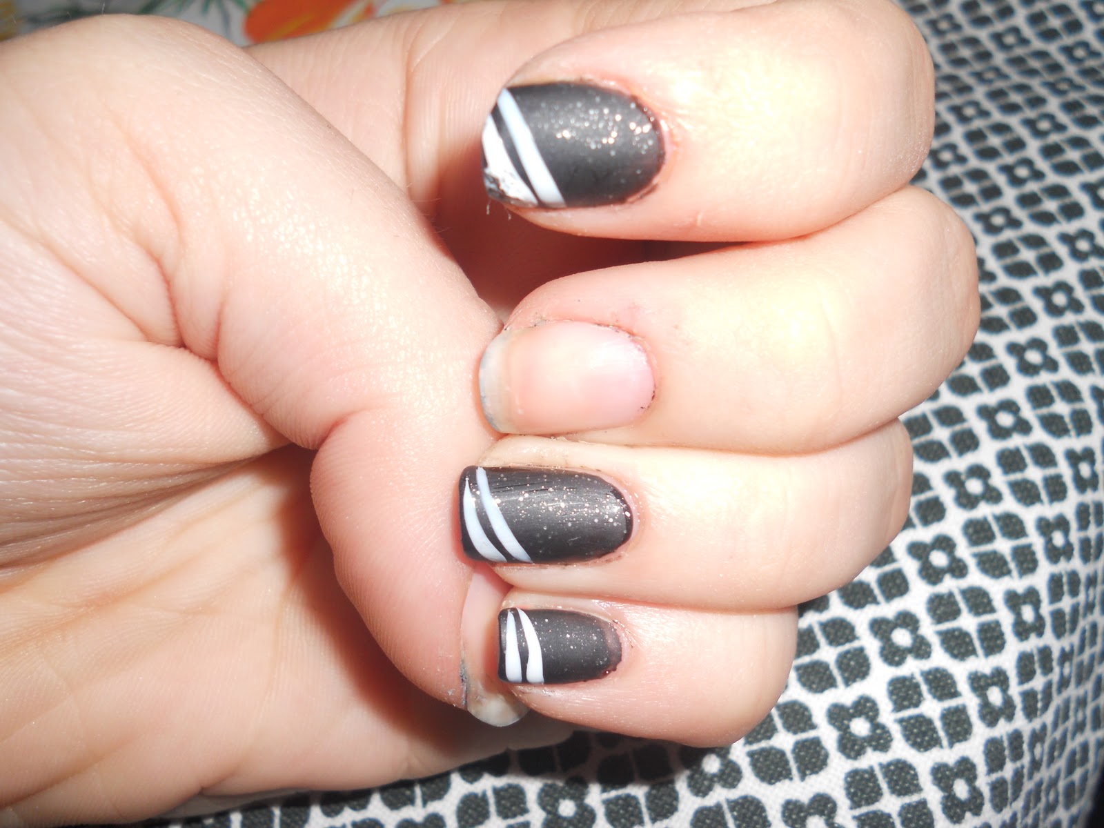 spòngebòbLOVEmàkeùp Nail art nero.Bianco