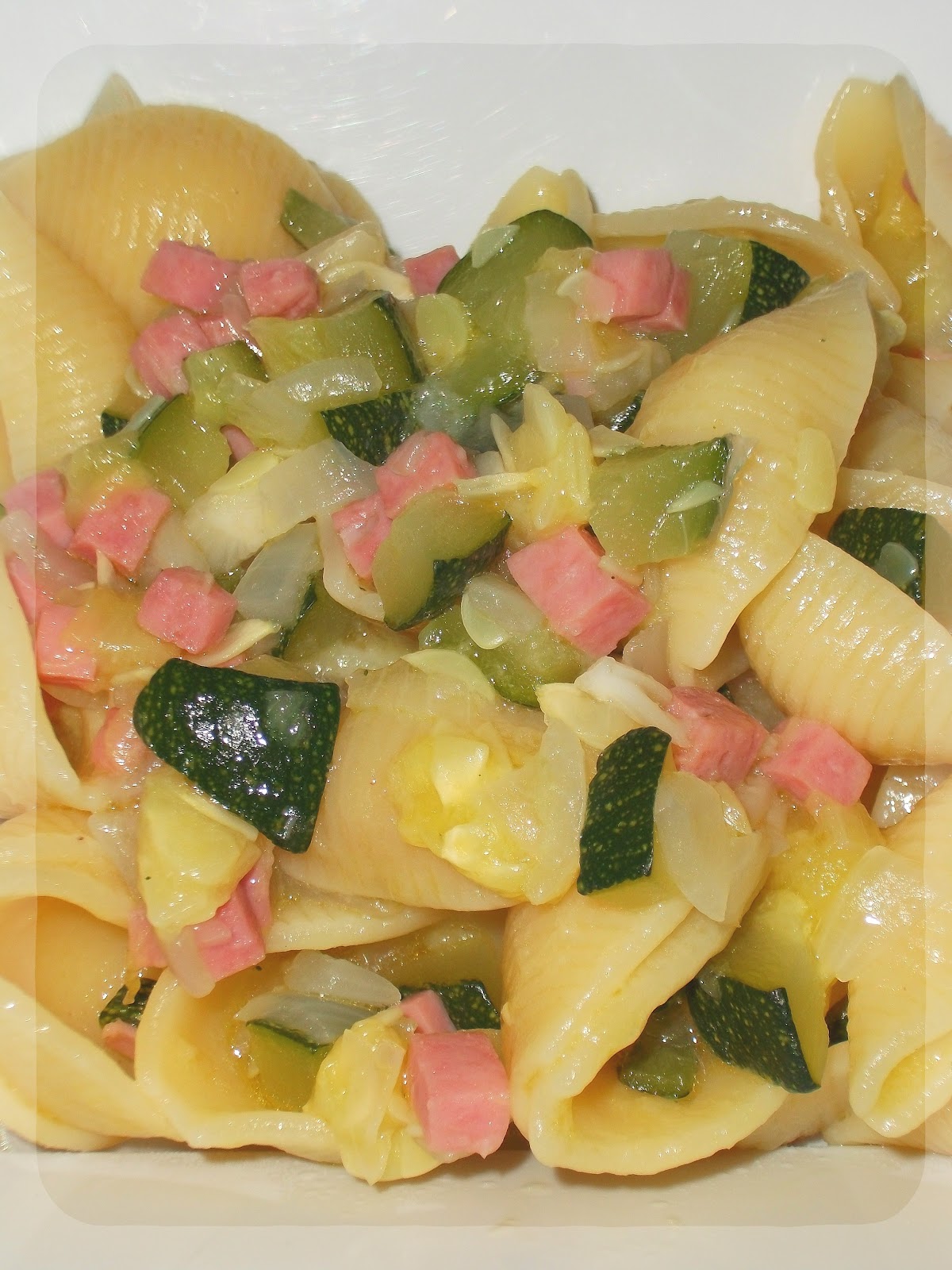 La Tavola Allegra Conchiglie con Zucchine e Prosciutto Cotto a cubetti