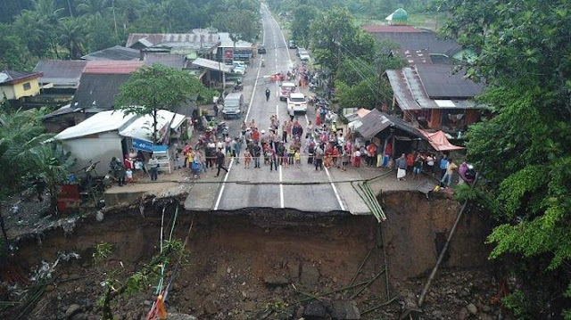 Cuaca Buruk di Musim Penghujan, 3 Wilayah Diterjang Badai Porak Porandakan Bangunan