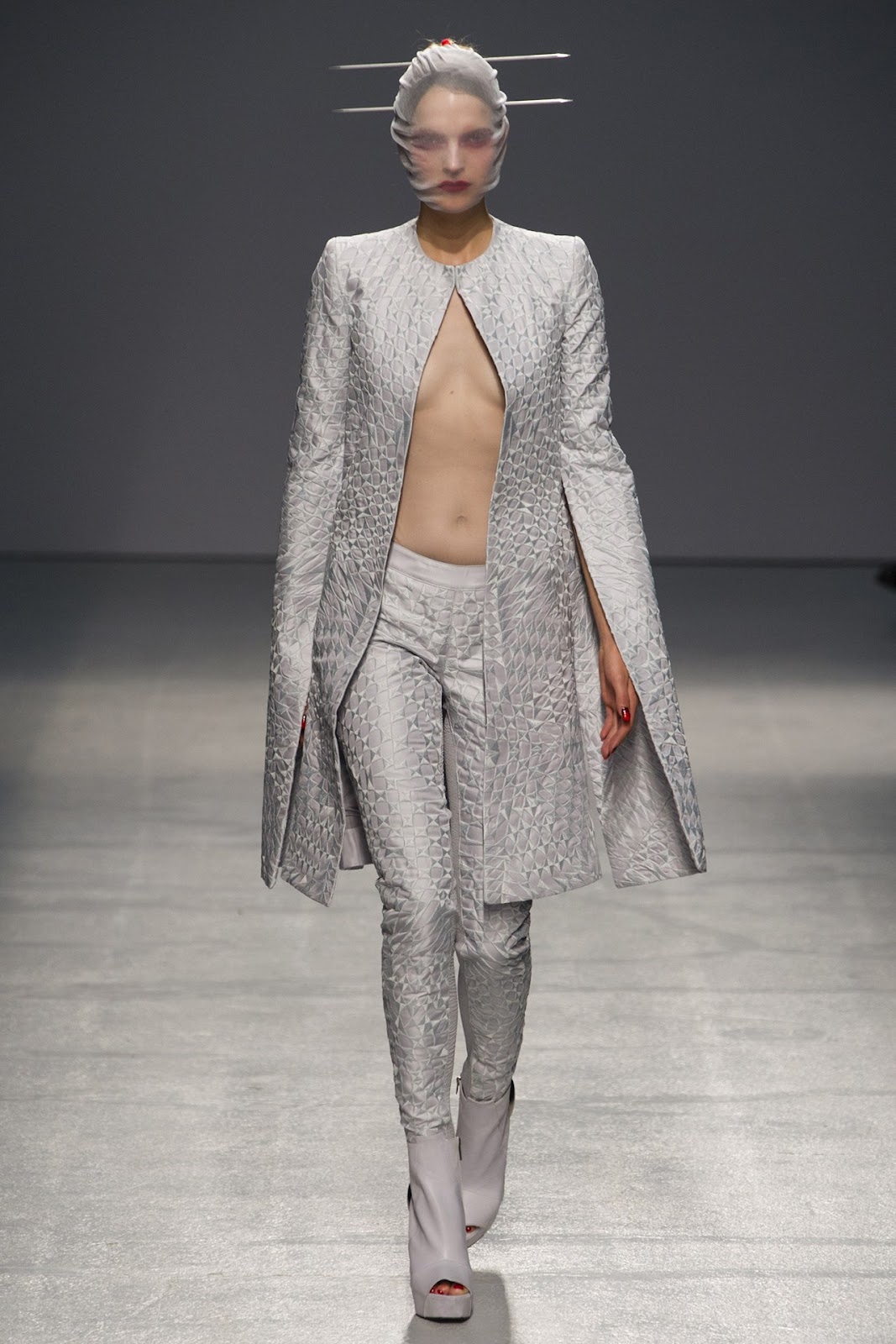 Gareth+Pugh+2013+Paris+Fashion+Week+3.jp