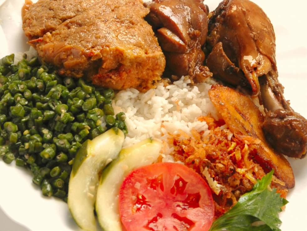 Surinaams eten! Pom Tajer uit het kookboek van de Surinaamse Huishoudschool Surinaams eten! Pom Tajer uit het kookboek van de Surinaamse Huishoudschool