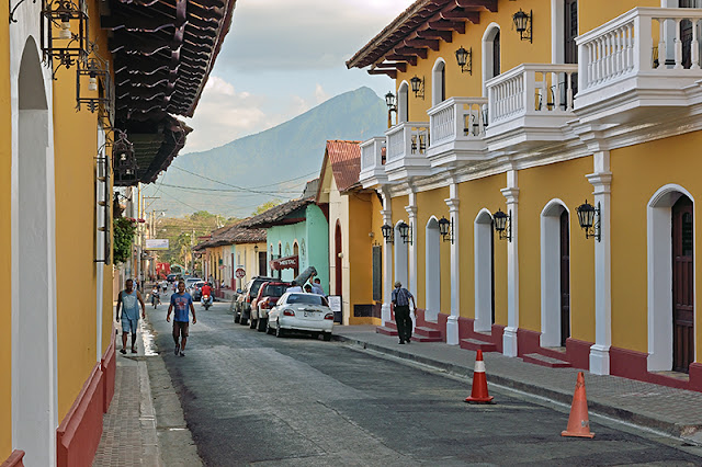 Une rue de Granada qui offre un point de vue sur le volcan Mombacho