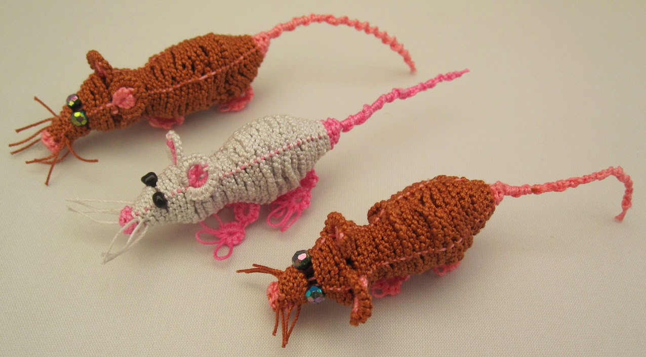 Tatting and not a lot else!: August 2014