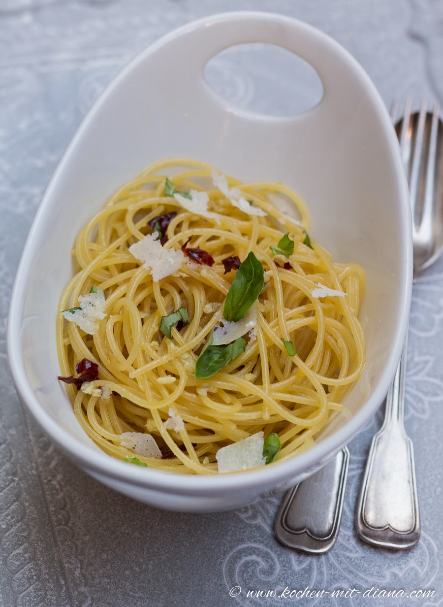 Spaghetti aglio olio e peperoncino - Cooking with Diana