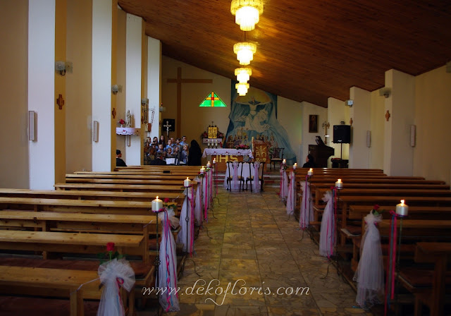 Różowa dekoracja ślubna kościoła opolskie