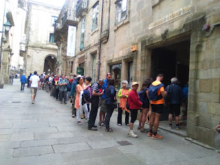 Una larga fila aguarda para conseguir La Compostela en Santiago