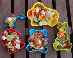Eine einfache Idee: Essen aus Förmchen! Sogar bunter Sommersalat aus Sandkastenförmchen wird gut gegessen!