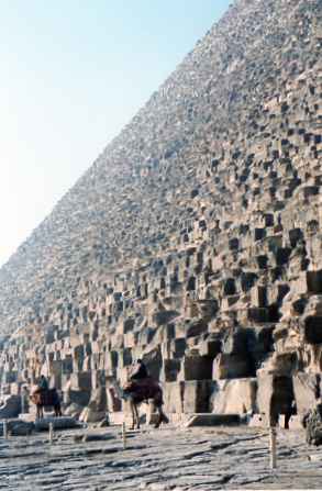 海外旅行とっておき情報 １２０ 楽しむコツ エジプトの3大ピラミッド クフ王ピラミッド内部を観光しよう