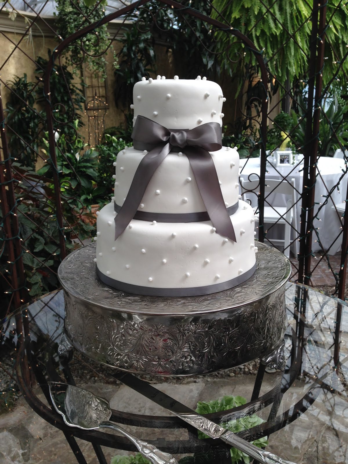 3-tier round fondant with edible pearls