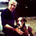 Ο Λέοναρντ Κοέν με τον σκύλο του...