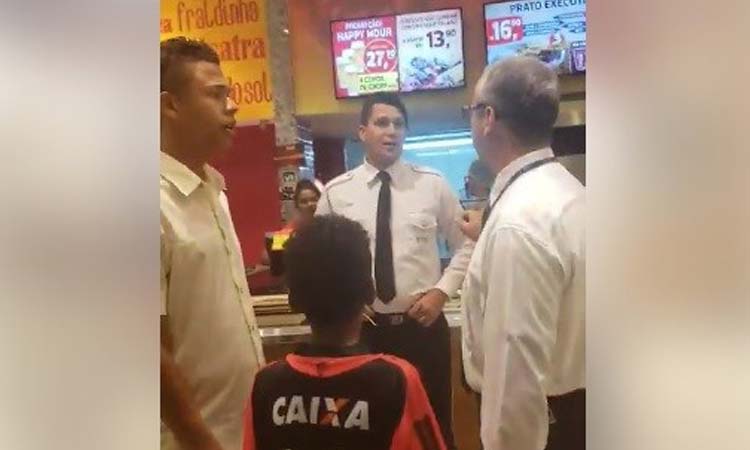 Segurança tenta impedir criança de almoçar em shopping de Salvador; veja vídeo