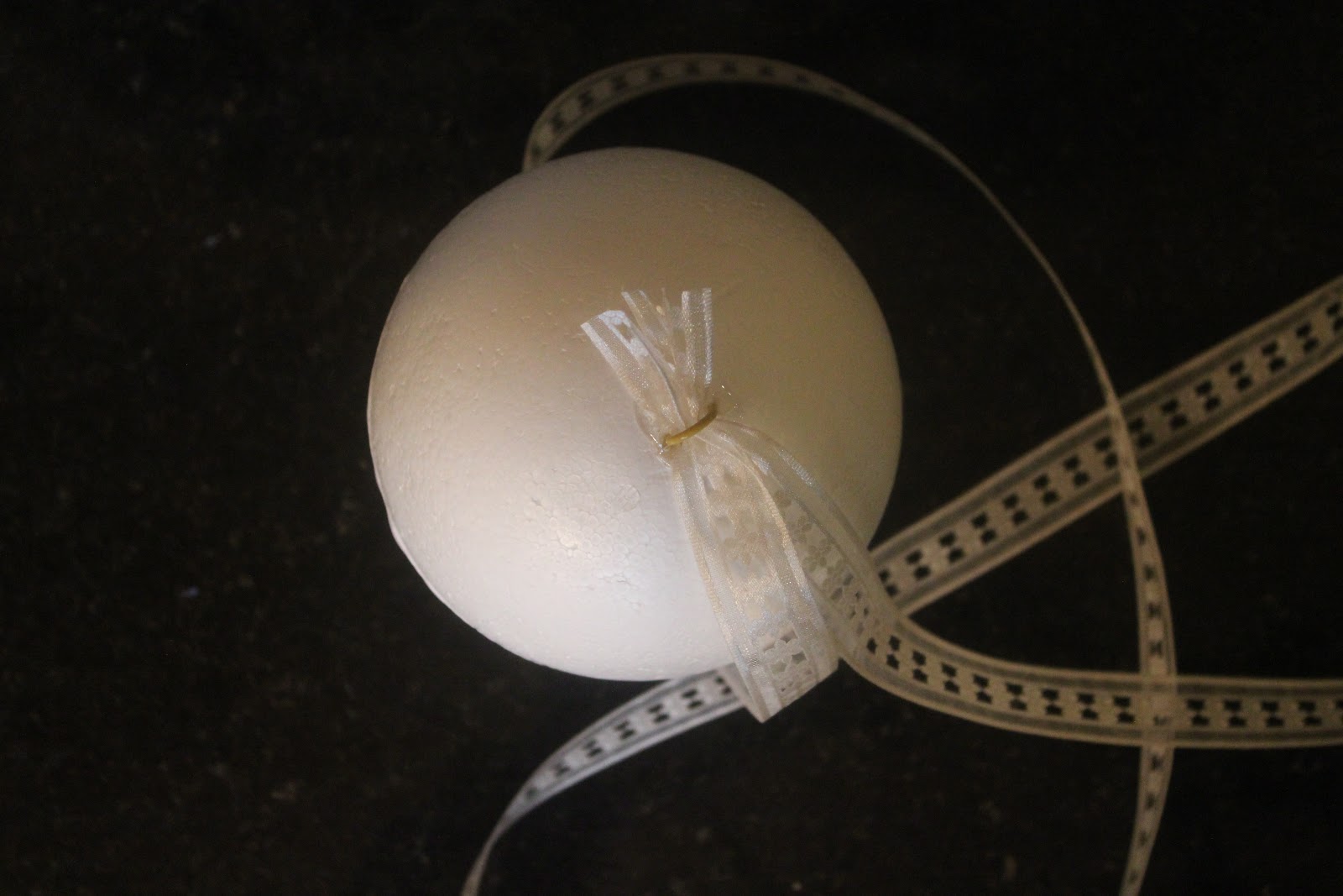 Каким клеем обклеить шарик. Как разрезать шарик. Как разрезать шарик. Как разрезать шарик. В шарик из пенопласта вставляем шпажки.