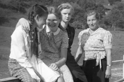 vier Frauen an einem Weidezaun - 1930-1950