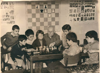 Genrikh Kasparian en la Casa del Ajedrez de Ereván en 1973