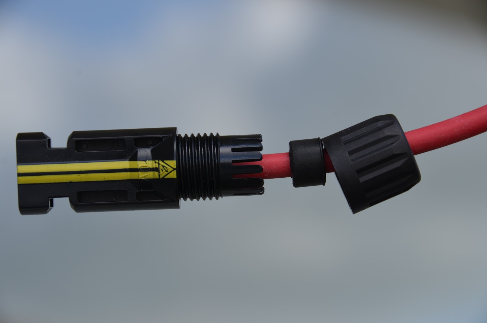 Passer domesticus in sole Het aanzetten van een MC4 connector