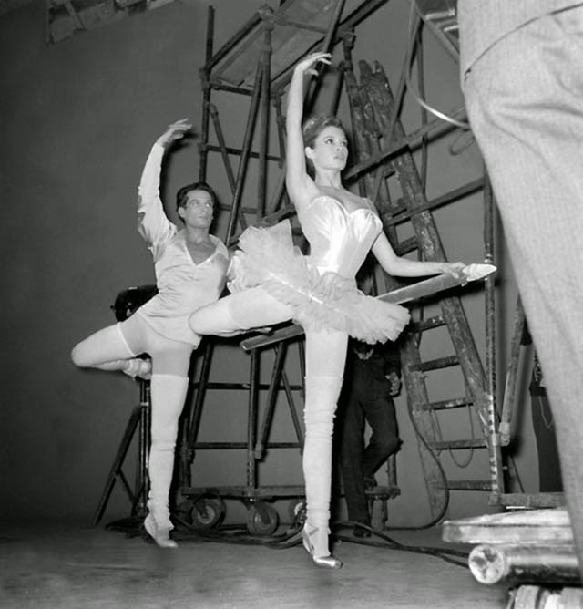 20 Beautiful Black and White Photos of a Young Brigitte 