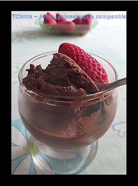 sobremesa com chocolate; mousse; doce em copinho; doce em taça; morango e chocolate; sobremesa com gelatina