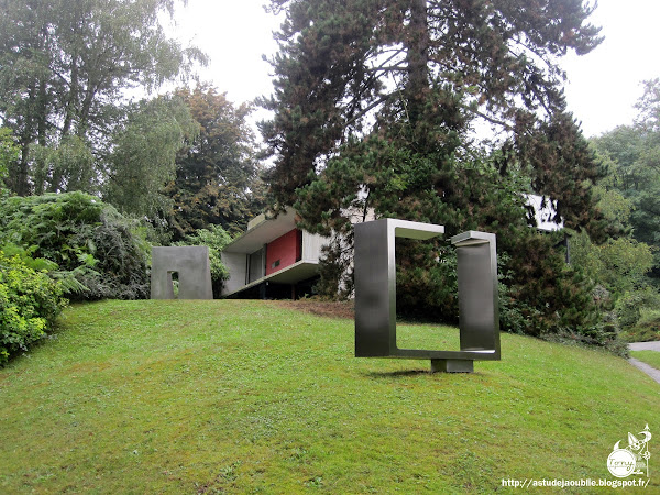 St-Rémy-lès-Chevreuse - Maison de Marta Pan et d’André Wogenscky  Architecte: André Wogenscky  Sculptures:  Marta Pan  Construction: 1952 