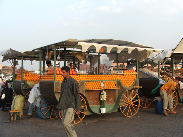  venditori di arance in piazza a MArrakech