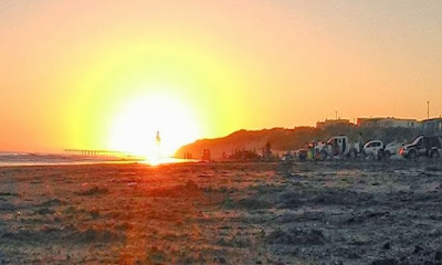 humanoide resplandeciente en playa argentina