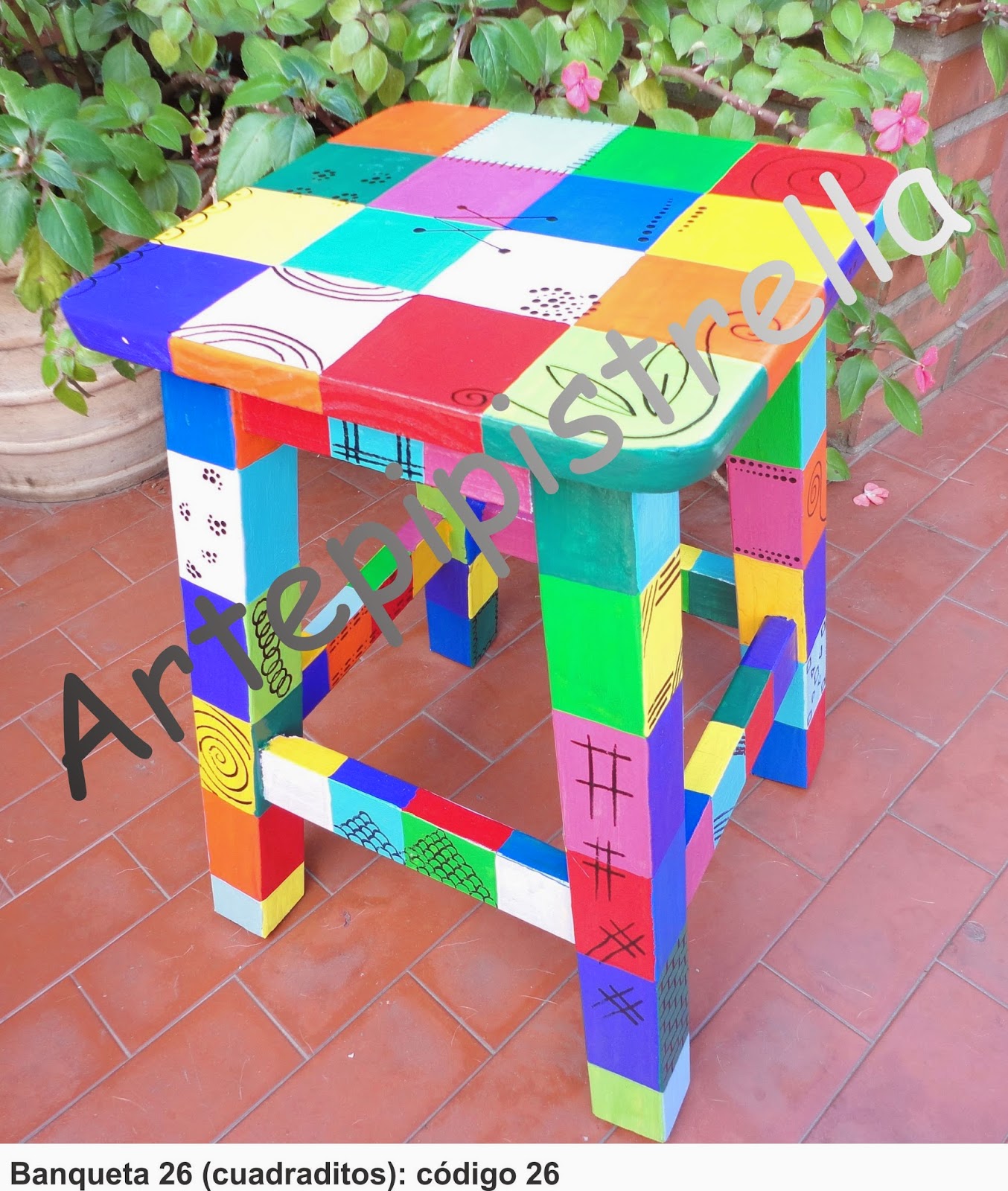 Artepipistrella: Bancos bajos pintados a mano