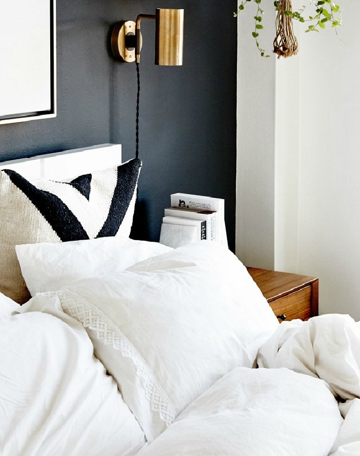 ¿Te atreves con una pared negra en el dormitorio?